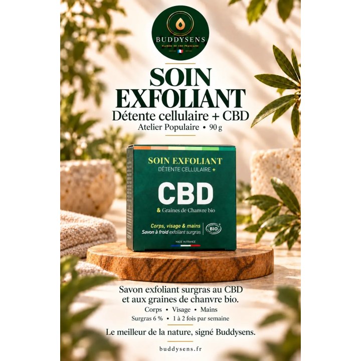Savon exfoliant bio au CBD Atelier Populaire, pain de 90 g dans son étui, sur un socle en bois